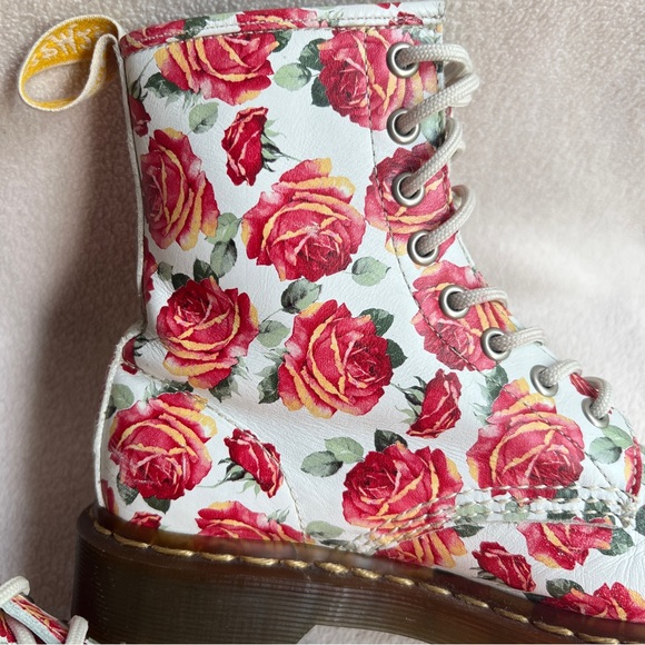 Rare Dr. Martens Rose Pattern Combat Boots White Red Floral Women’s 6 - Picture 7 of 16